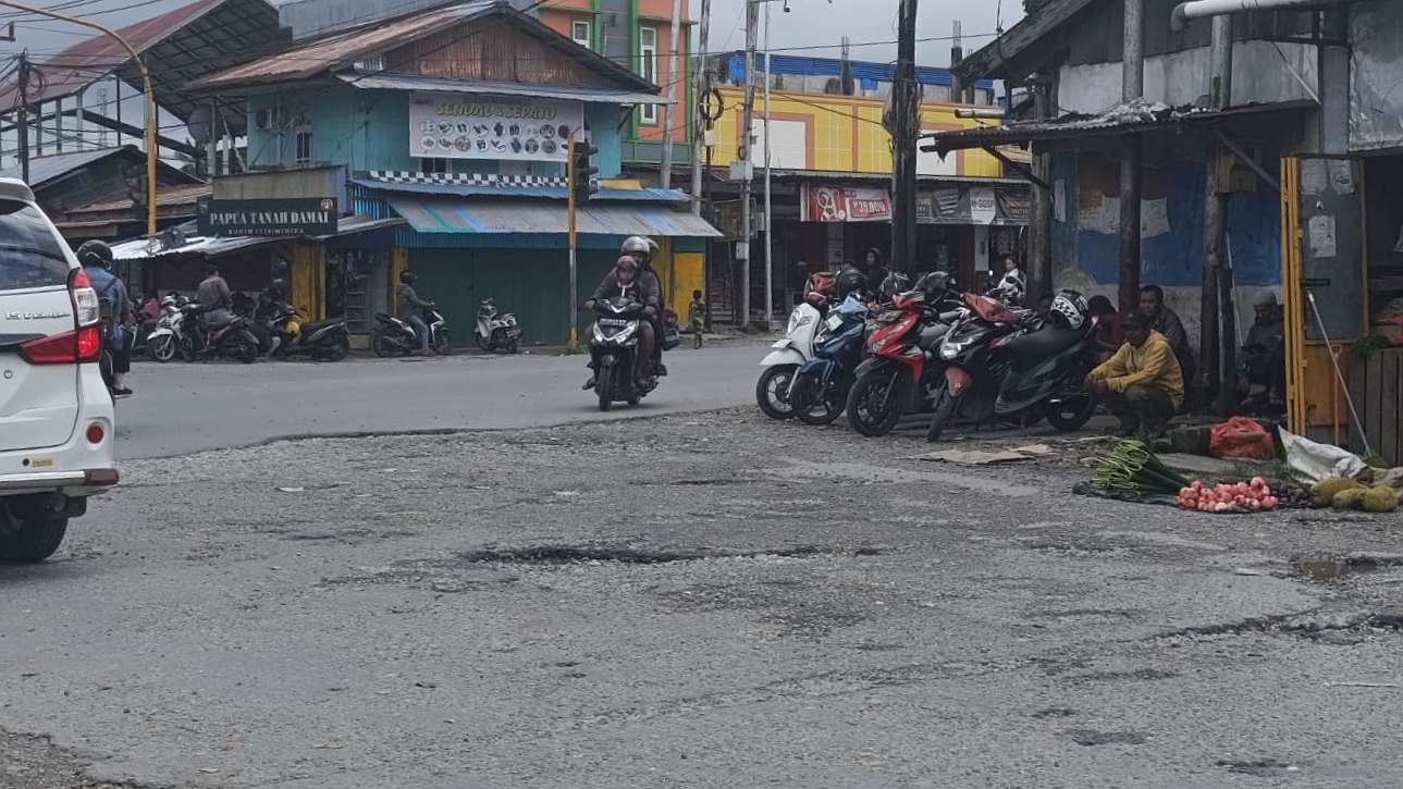Kondisi rusak pada salah satu ruas jalan di Kota Timika, foto; Martha/P Papua60detik
