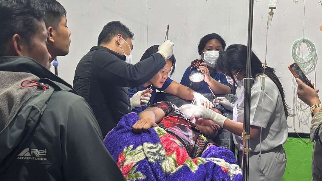 Anggota Polres Intan Jaya, Ricardo Pasaribu ditangani tim medis. Foto: Satgas ODC 2025