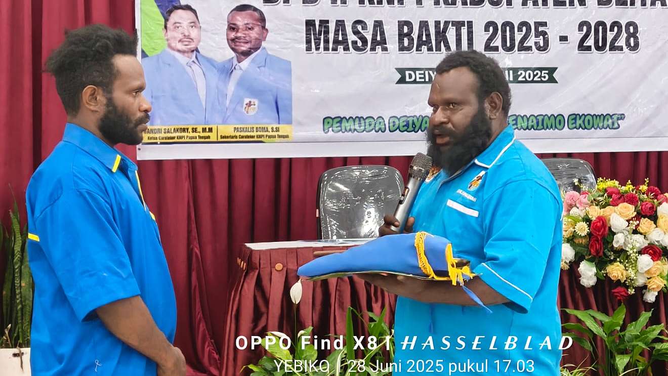 Ketua Karateker DPD II KNPI Kabupaten Deiyai Fransiskus Takimai Kanan menyerahkan aset sebagai simbol kepada ketua terpilih Melison Dogopia kiri. Foto : Fransiskus For Papua60detik.