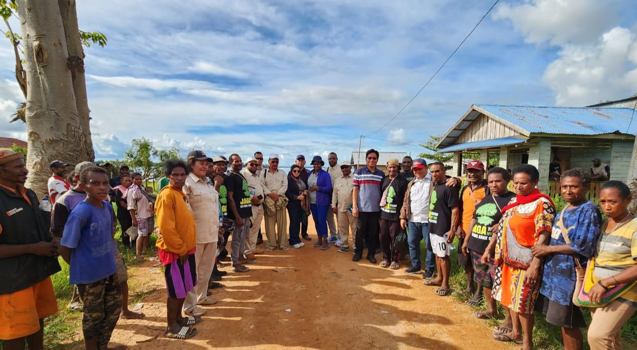Masyarakat Adat Suku Awyu bersama sejumlah anggota DPRP Papua Selatan di Kabupaten Mappi. Foto: Istimewa