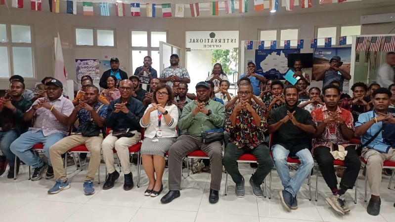 Pengurus YPMAK saat bertemu para peserta beasiswa Unsrat Manado. Foto: Humas YPMAK
