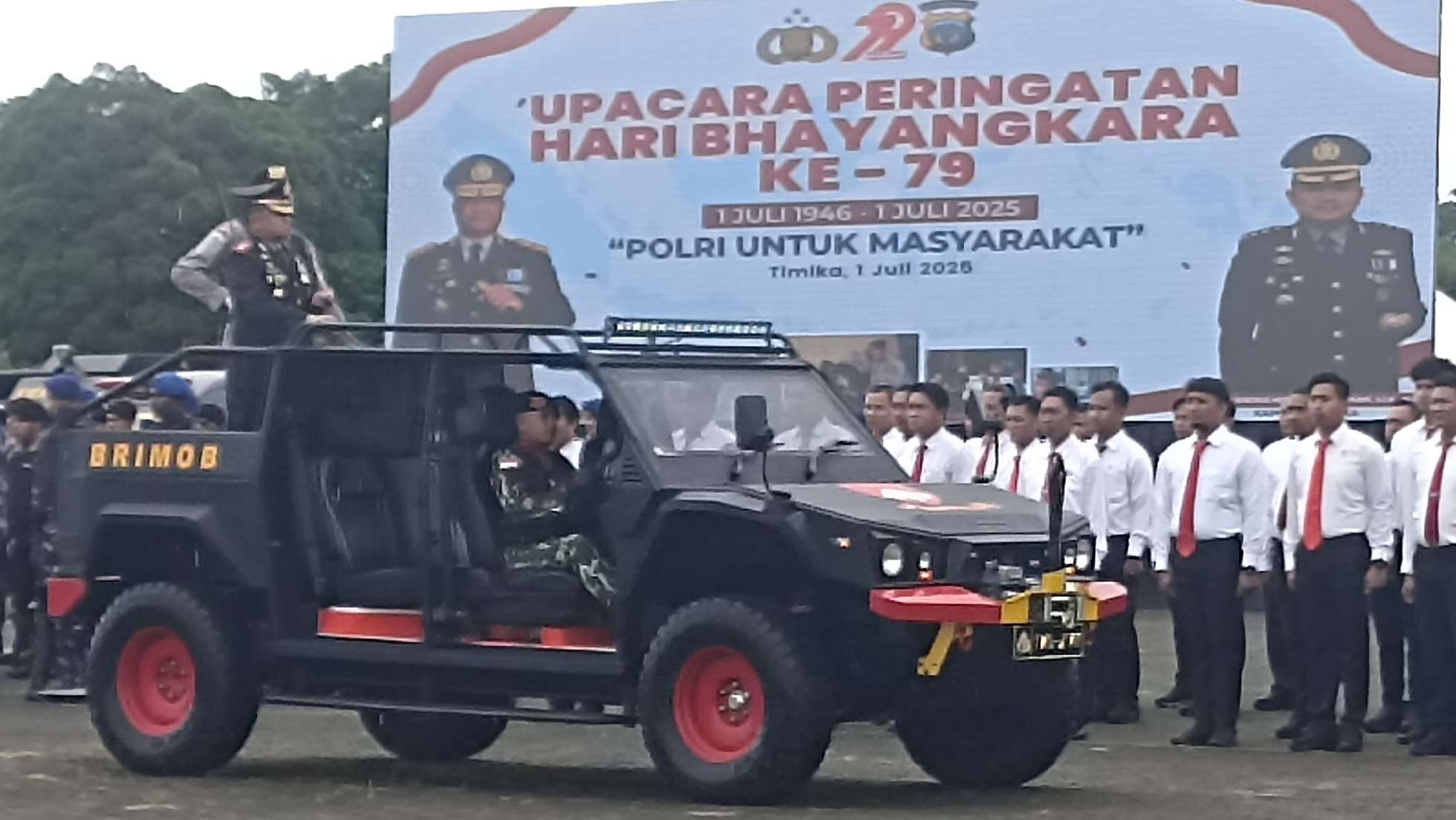 Kapolres Mimika AKBP Billy  mengecek kesiapan pereonep dalam upacara peringatan Hari Bhayangkara ke 79 di lapangan Puspem Mimika. Foto: Eka/ Papua60detik