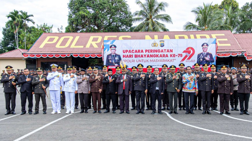 Foto Bersama Kapolda Papua tengah beserta Pjabat Polda Papua serta pejabat Pemprov Papua tengah dan pemda Nabire. Foto : Elias Douw/Papua60detik