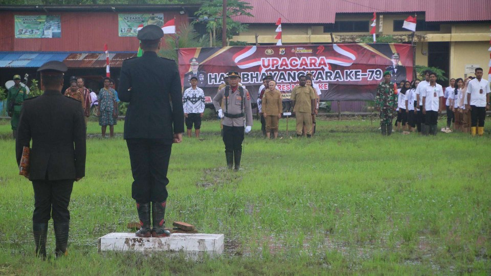 Peringati HUT Bhayangkara ke-79, Polres Merauke gelar upacara di Distrik Kimaam, Merauke. Foto: Jamal/ Papua60detik