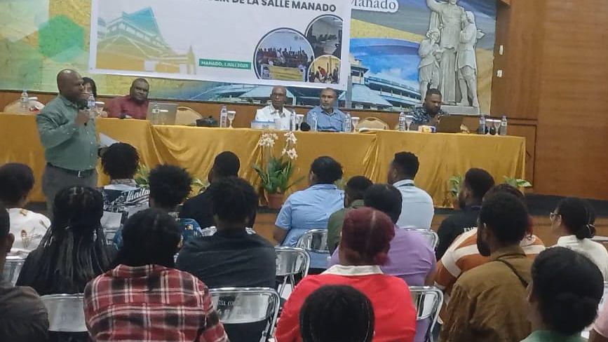 Ketua Pengurus YPMAK Leonardus Tumuka  memberikan arahan dan motivasi kepada peserta beasiswa YPMAK di Universitas Katolik De La Salle, Manado, Sulawesi Utara, Selasa (1/7/2025). Foto: Humas YPMAK
