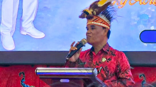 Staf Ahli Gubernur Bidang Kemasyarakatan Sumber Daya Manusia dan Pengembangan Otsus Provinsi Papua Tengah, Ukkas pada Syukuran 100 Hari Kerja Bupati dan Wakil Bupati Puncak di Aula Negelar di Kota Ilaga. Foto : Humas Provinsi Papua Tengah.