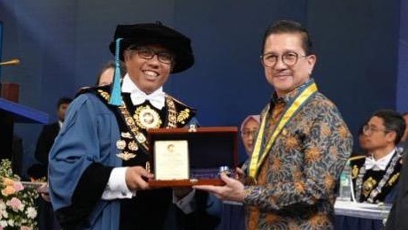 Presiden Direktur PTFI Tony Wenas menerima penghargaan Ganesa Wirya Jasa Adiutama dari Institut Teknologi Bandung (ITB). Foto: Istimewa