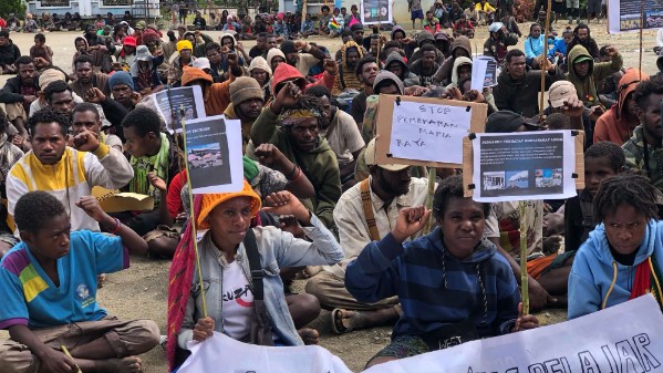 Ribuan massa yang tergabung dalam Ikatan Pelajar Mahasiswa-Mahasiswi Dogiyai (IPMADO) se-Indonesia menggelar unjuk rasa di Kantor Bupati Dogiyai, Provinsi Papua Tengah Jumat (4/7/2025). Foto : Okto Bouya For Papua60detik