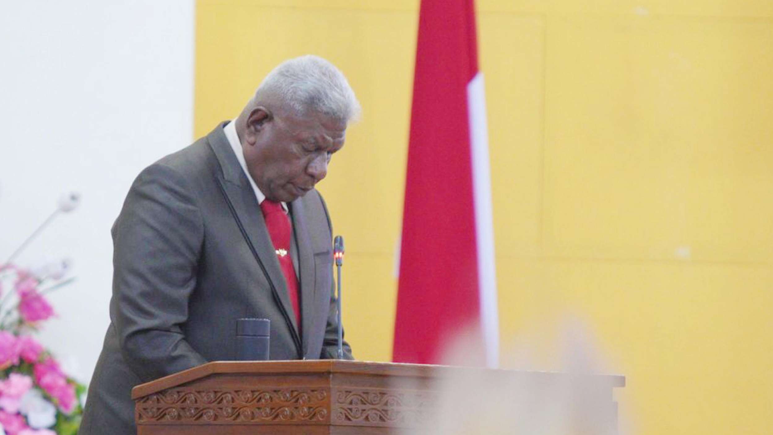 Bupati Mimika, Johannes Rettob dalam penyampaian jawaban resmi terhadap pandangan fraksi-fraksi, Foto: Faris/Papua60detik