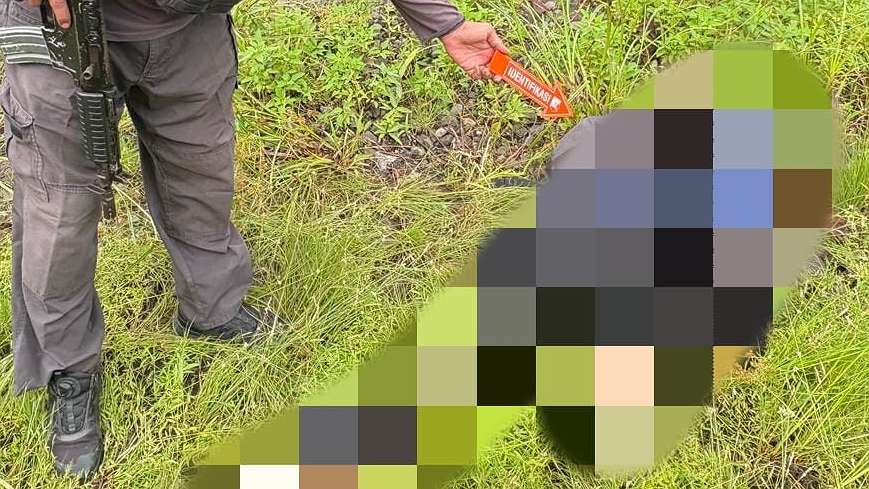 Polisi olah TKP tewasnya pegawai honorer Pemerintah Kabupaten Yahukimo, Papua Pegunungan bernama Joy Jonathan Boroh dibunuh pada Jumat (4/7/2025) sore. Foto: Humas Satgas Ops Damai Cartenz