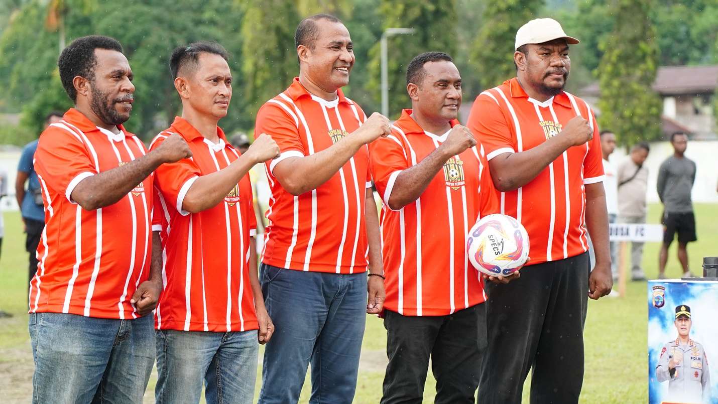 Kapolda Papua Tengah Brigjen Pol Alfred Papare tengah, di dampingi 4 panitia kapolda cup l kiri dan kanan. Foto : Elias Douw/ Papua60detik