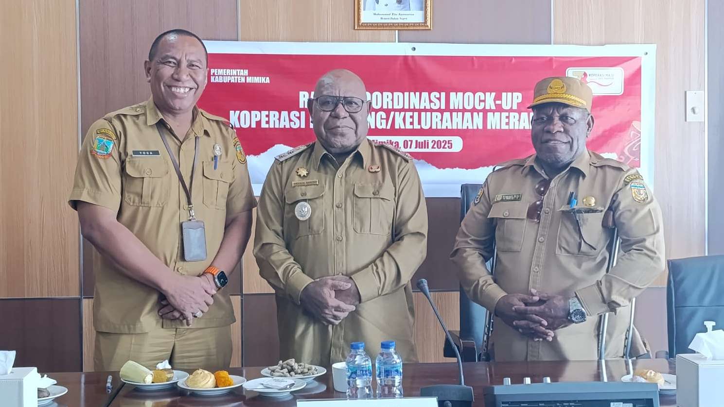 Wakil Bupati Mimika, Sekda Mimika, dan Ketua harian Satgas Pembentukan Koperasi Merah Putih Kabupaten Mimika usai rapat pembahasan launching koperasi merah putih, foto: Martha/ Papua60detik
