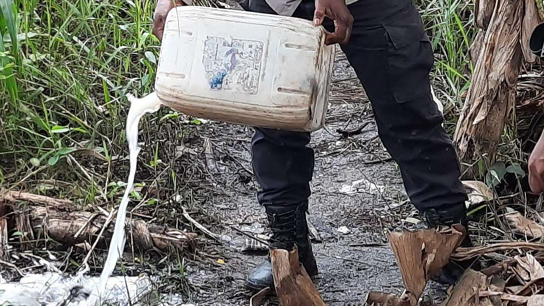 Polsek Naukenjerai gerebek pabrik Miras lokal, 60 Liter Milo diamankan.Foto: Istimewa