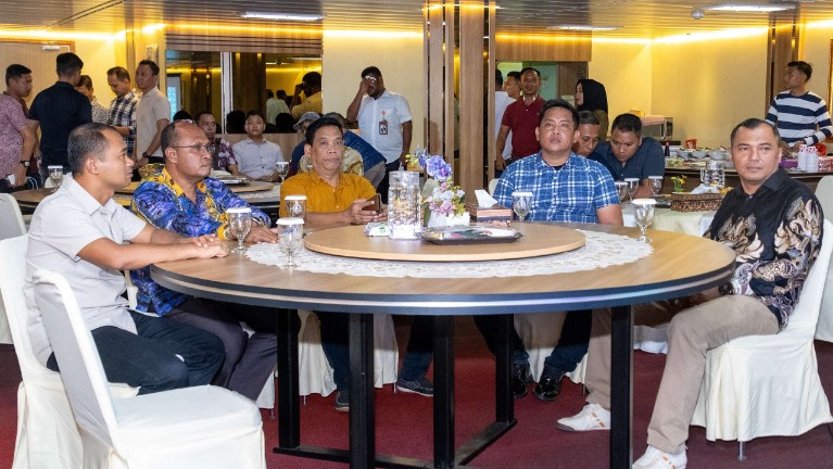 Malam keakraban di atas KRI Teluk Wondama–527, yang sandar di Pelabuhan Nabire, Distrik Makimi, Nabire, Senin (7/7/2025).. Foto : Humas provinsi Papua Tengah for Papua60detik
