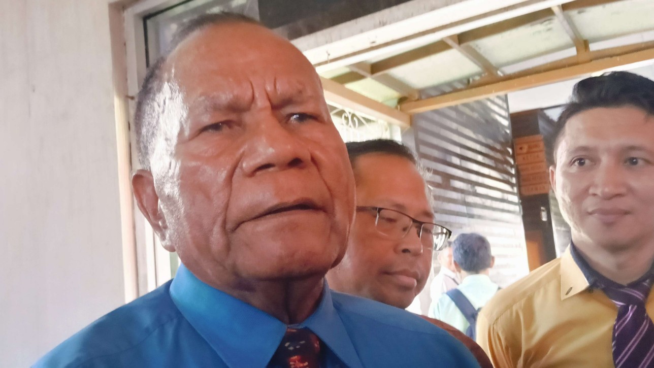 Ketua BKSAG Kabupaten Nabire pendeta Pilatus Waromi saat memberikan keterangan kepada wartawan. Foto : Elias Douw/ Papua60detik