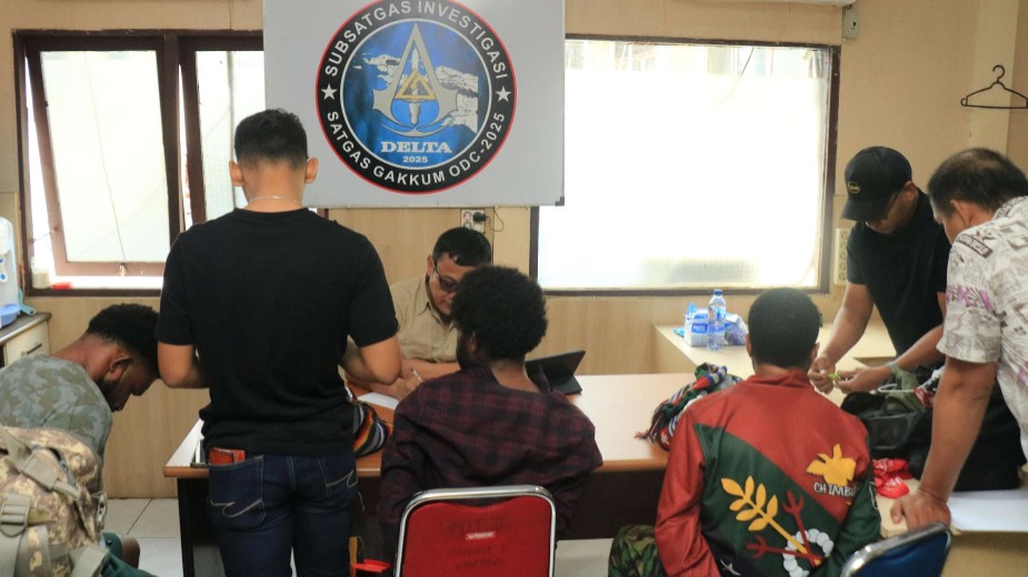 Terduga pelaku saat diamankan oleh Satgas ODC. Foto: Satgas ODC