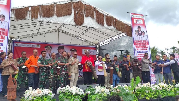 Pukul tifa oleh Bupati Mimika dan stakeholder terkait saat launching Koperasi Merah Putih, Sabtu (19/07/2025). Foto: Martha/ Papua60detik