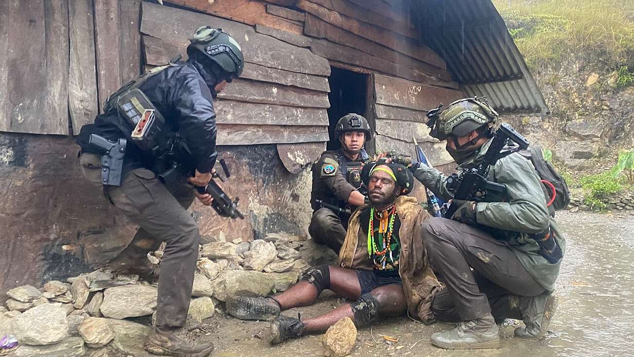 Male Telenggen ditangkap di sebuah honai di Kampung Wuyuneri, Kabupaten Puncak Jaya, Papua Tengah, pada Sabtu (19/7/2025). Foto: Satgas Humas ODC