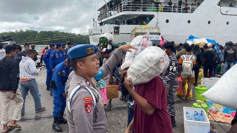 polisi-sita-puluhan-liter-miras-dari-penumpang-km-tatamailau