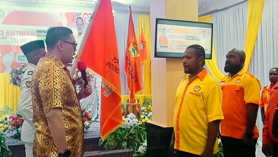 Dave Akbarshah Fikarno Laksono melantik Kristovel Mara sebagai Ketua Kosgoro 1957 Papua Tengah. Foto : Elias Douw/Papua60detik