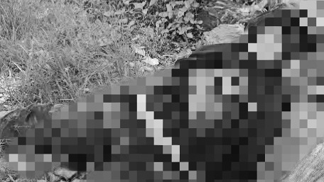 Tukang ojek tampak terbaring di pinggir jalan. Foto: Tangkapan layar video