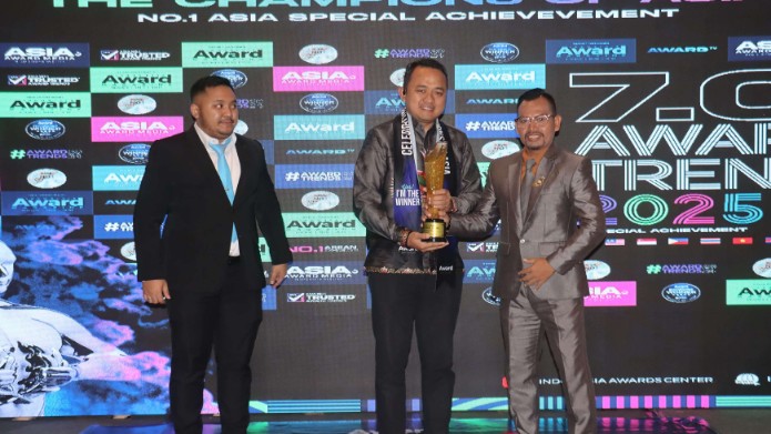 Kapolres Mimika AKBP Billyandha Hildiario Budiman menerima penghargaan sebagai Indonesia’s Most Visionary Leader 2025. Foto: Istimewa