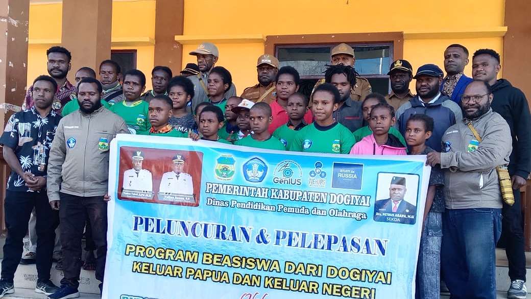 Dinas Pendidikan dengan para peserta beasiswa usai mengikuti pelepasan dalam apel bersama di halaman Kantor Bupati Kabupaten Dogiyai. Foto: Dok AWD For Papua60detik