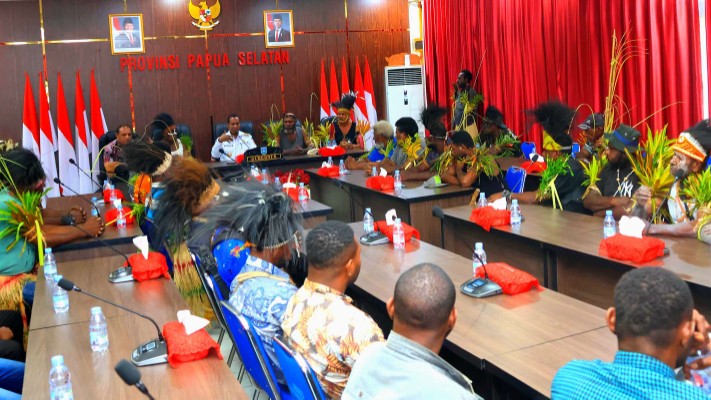 Gubernur Papua Selatan, Apolo Safanpo bertemu Tetua Adat Malind di kantornya.