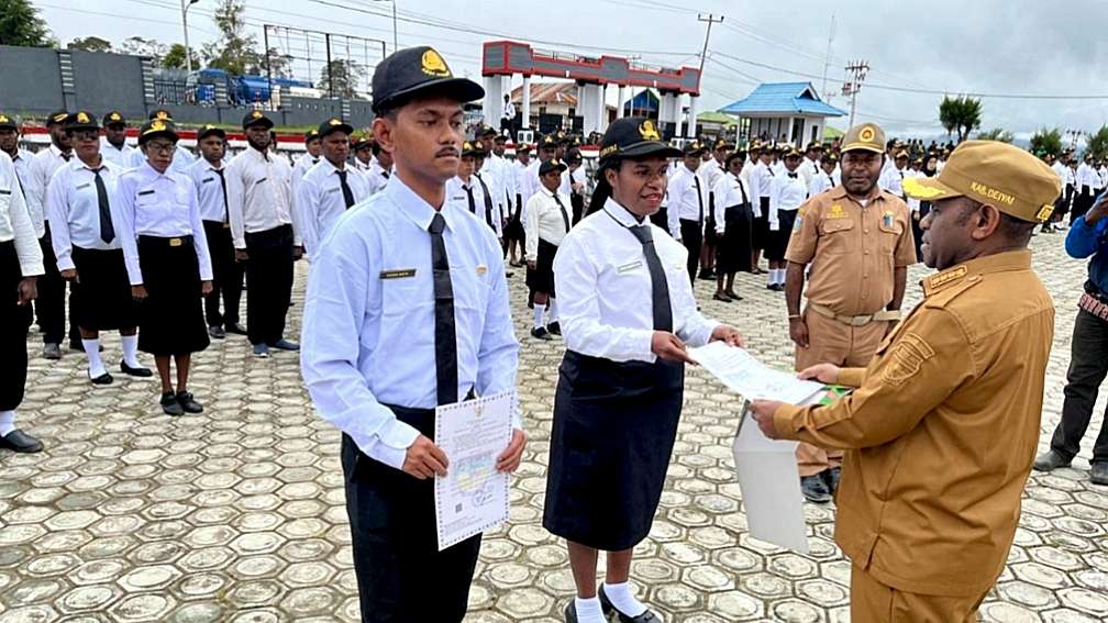 Bupati Deiyai Melkianus Mote kanan serahkan SK simbolis kepada dua peserta CPNS Formasi 2024. Foto : Yulianus For Papua60detik