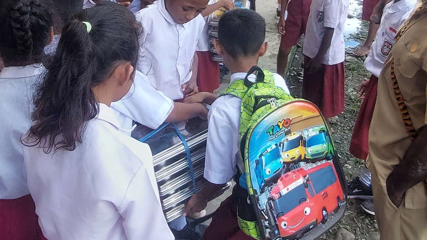 Anak-anak SD Inpres Nawaripi mendapatkan makan bergizi gratis perdana. Foto: Istimewa