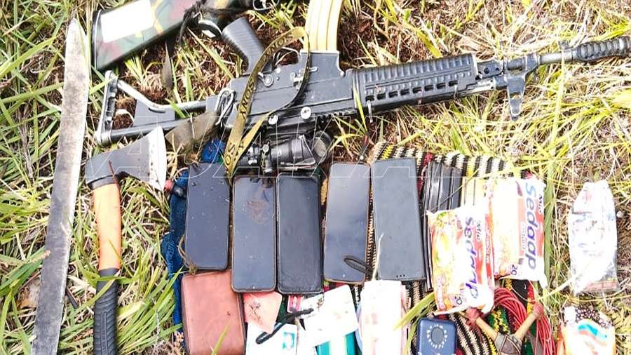 Barang bukti yang diamankan Koops Habema saat operasi di Puncak menewaskan tiga anggota OPM. Foto: Koops Habema