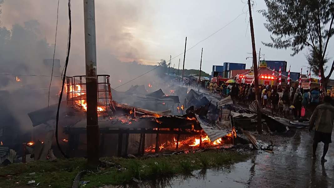 belasan-kios-di-pelabuhan-pomako-ludes-terbakar