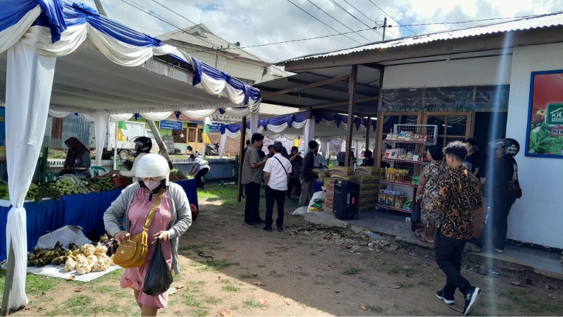 Suasana penjualan bahan pangan murah di warung pangan pemrintah Kabupaten Merauke. Foto: Jamal/ Papua60detik