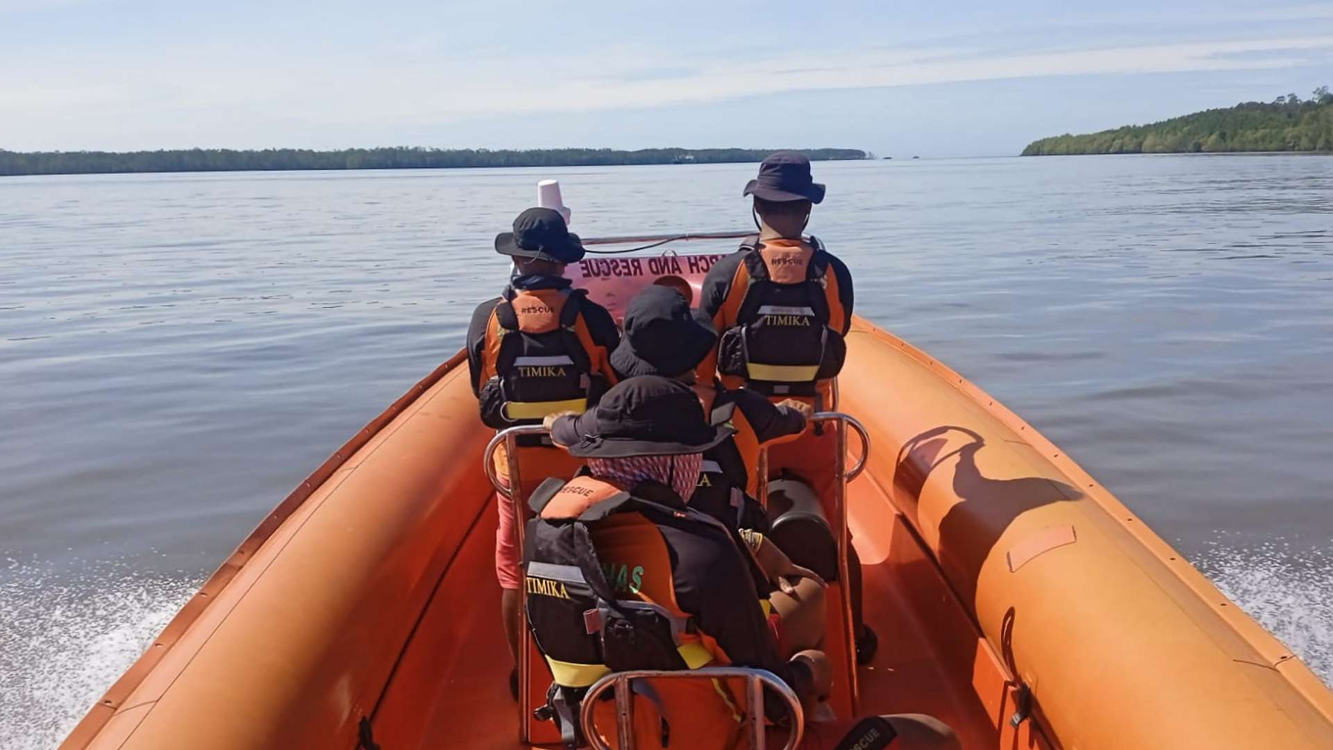 Tim SAR Gabungan Timika melakukan pencarian terhadap dua longboat yang sempat dilaporkan hilang kontak. Foto: Humas SAR Timika