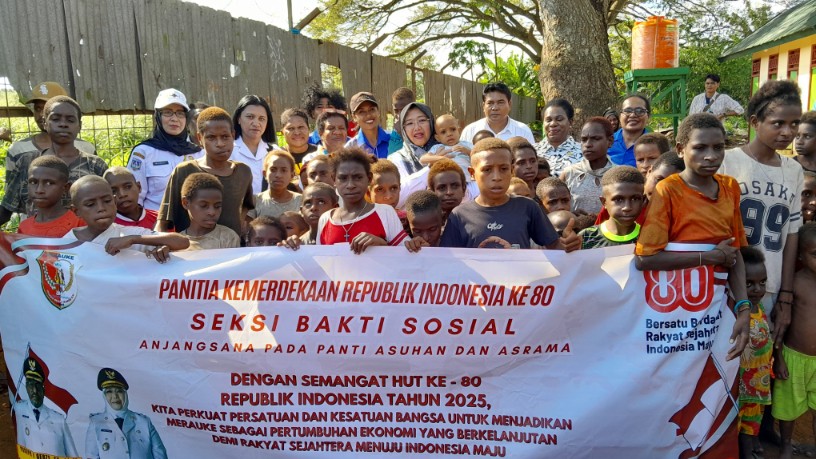 Wakil Bupati Merauke, Fauzun Nihayah memberikan paket bantuan secara simbolis di Merauke. Foto: Jamal/ Papua60detik