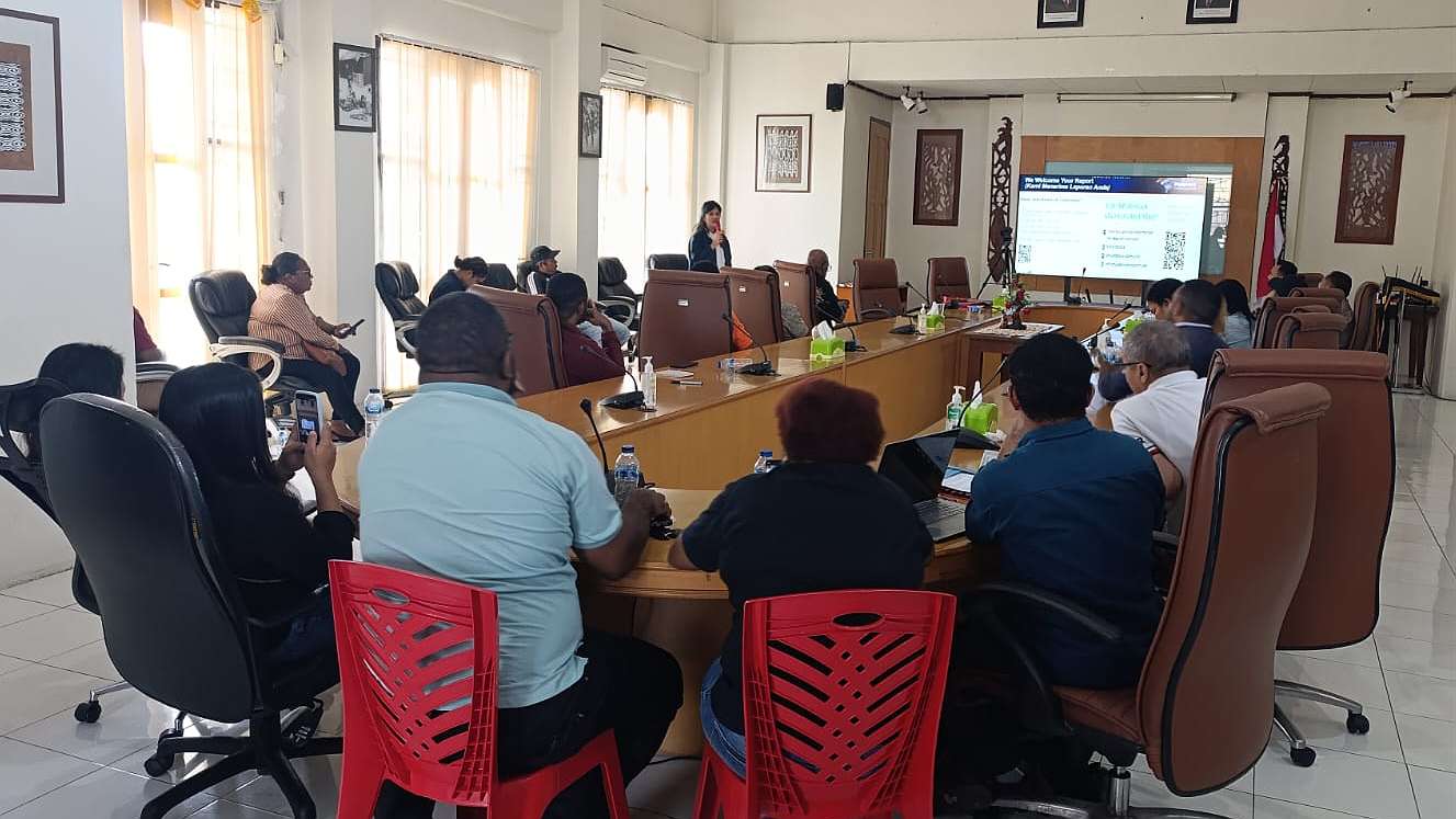YPMAK selaku pengelola dana kemitraan PTFI sosialisasikan etika antikorupsi yang diikuti puluhan karyawan. foto: Martha/ Papua60detik