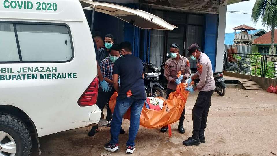 Jenazah seorang perempuan berinisial SB (45) ditemukan di Jalan Gak, Merauke.  Foto: Humas Polres Merauke.