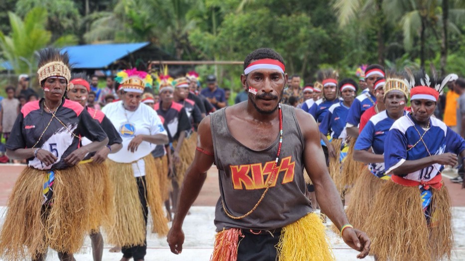 Masyarakat Kampung Ayuka dan sekitarnya tiba di Kampung Tipuka untuk mengikuti lomba Tari Seka dalam rangka HUT ke-80 RI, 6Agustus 2025. Foto: Corcom PTFI