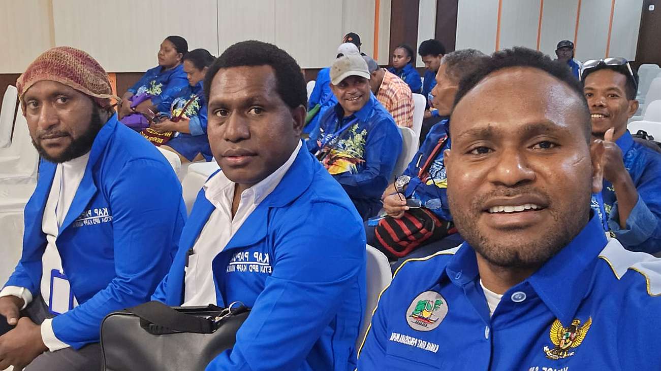 Ketua Kamar Adat Pengusaha Papua (KAPP) Kabupaten Mimika, Yance Sani bersama pengurusnya. Foto: Yance for Papua60detik
