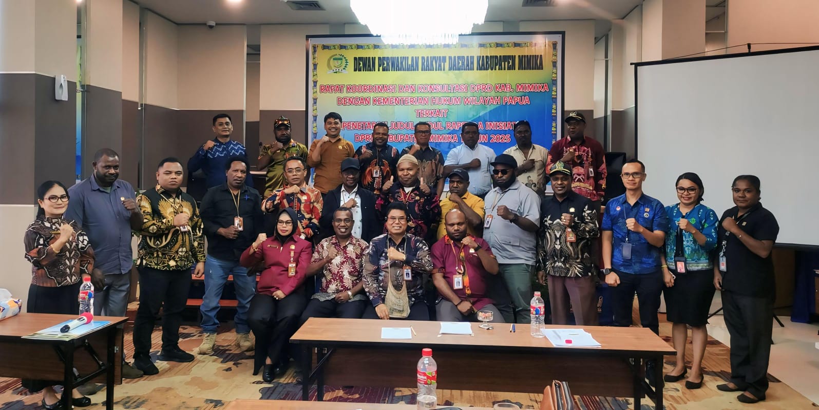 Bapemperda DPRK Mimika saat rapat koordinasi dan konsultasi bersama Kementerian Hukum Wilayah Papua, di Jayapura, Jumat (8/8/2025). Foto: Istimewa