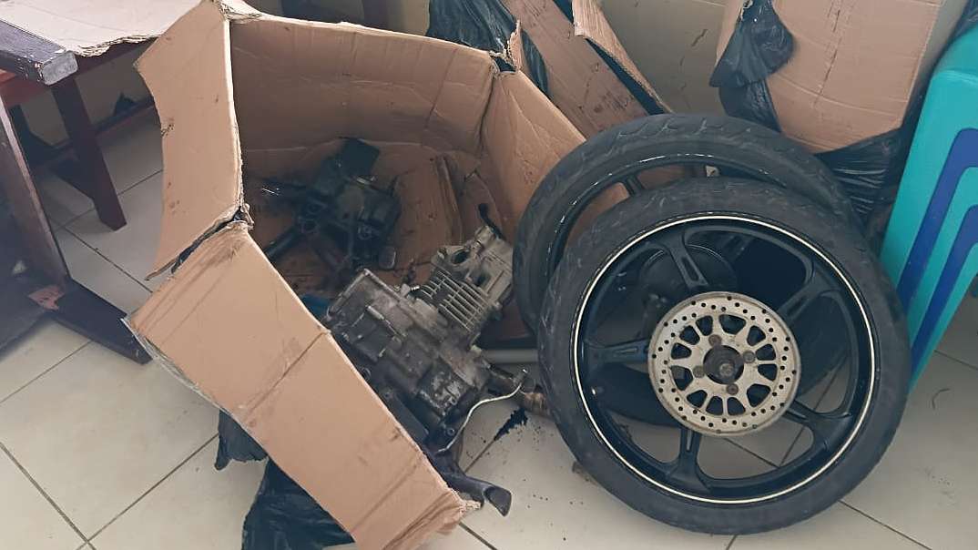 Karton berisi komponen sepeda motor tanpa dokumen hendak dikirim ke luar Timika. Foto: Istimewa
