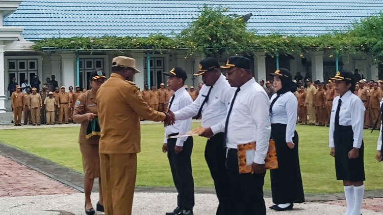Bupati Nabire Mesak Magai serahkan SK CPNS Formasi Tahun 2024 secara simbolis. Foto : Elias Douw/Papua60detik