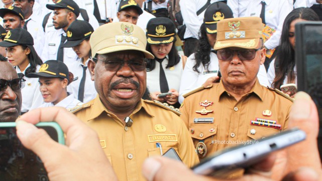 Bupati Nabire Mesak Magai kiri di dampingi Wakil Bupati Burhanuddin Pawennari kanan. Foto : Elias Douw/Papua60detik