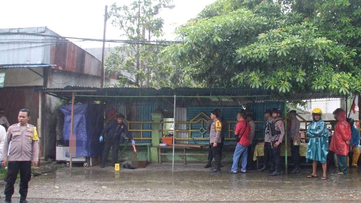 Seorang pria tanpa identitas alias mister X ditemukan meninggal dunia di depan Masjid Agung Babussalam Timika, Jalan Ki Hajar Dewantara, Kamis (14/8/2025) pagi.  Foto: Istimewa
