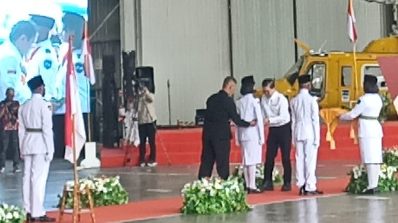 tony-wenas-kukuhkan-paskibra-dataran-rendah-pt-freeport