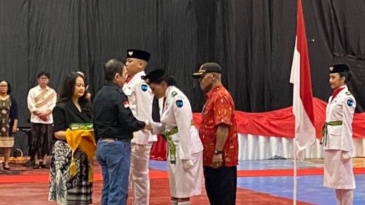 tony-wenas-kukuhkan-paskibra-ptfi-tembagapura-2025