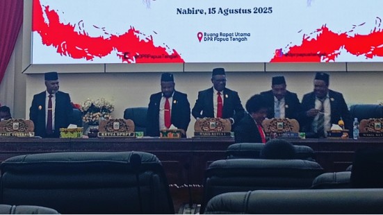 DPRP Papua Tengah mensahkan tiga rancangan peraturan daerah (Raperda) sebagai Perda pada sidang Paripurna ll di Nabire, Jumat (15/8/2025).. Foto : Elias Douw/Papua60detik