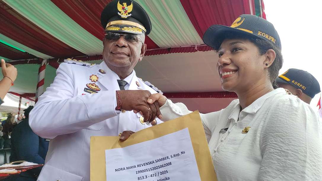 Bupati Mimika John Rettob serahkan SK CPNS 2024 ke perwakilan CPNS, foto; Martha/ Papua60detik