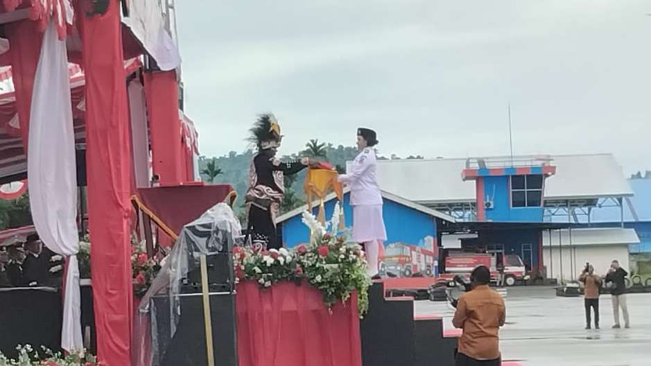 Gubernur Papua Tengah Meki Frits Nawipa memimpin upacara pengibaran bendera HUT ke-80 RI. foto: Elias Douw/ Papua60detik