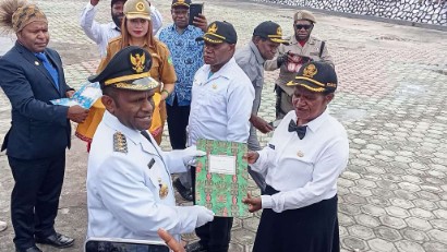Bupati Deiyai Melkianus Mote serahkan SK THK2 dan PPPK. Foto: Yulianus for Papua60detik